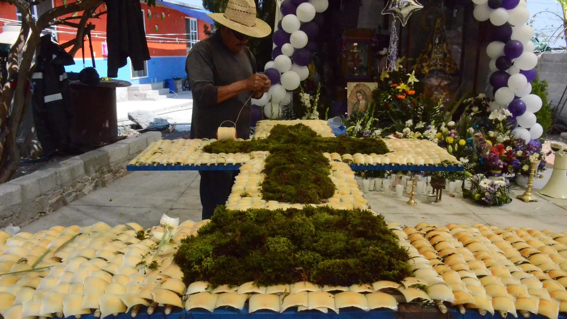 El arco es una ofrenda que se coloca al frente del templo. Foto Luis Luévanos